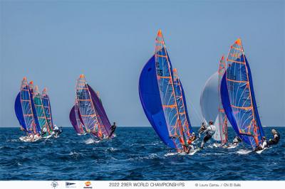 Yoel Hernández y Álvaro Alonso se ponen líderes del Mundial de 29er en El Balís