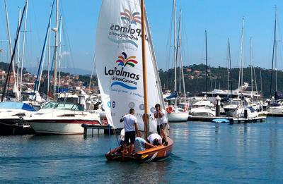 El bote de Vela Latina ‘Las Palmas de Gran Canaria’ navega este fin de semana por las Rías Baixas 