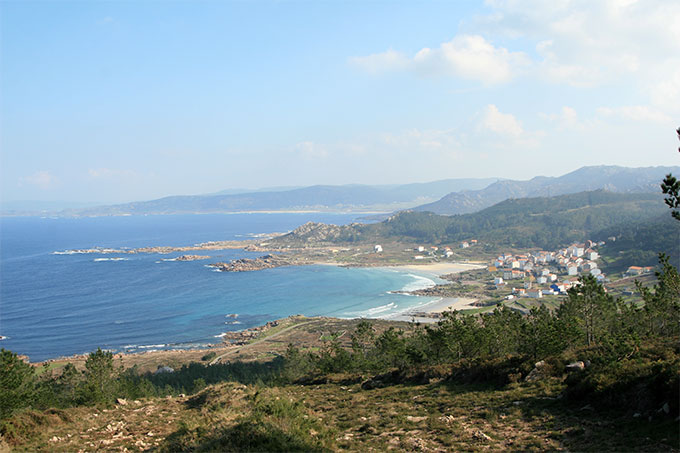 Ensenada y playa de Arou. Punta Percebeira. Al fondo ensenada de Camelle