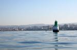 Baliza Tofiño enfilada con el faro del Museo del Mar