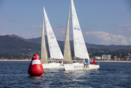 El Okofen y el Solventis mano a mano en un paso por boya - Foto Yanka Soto