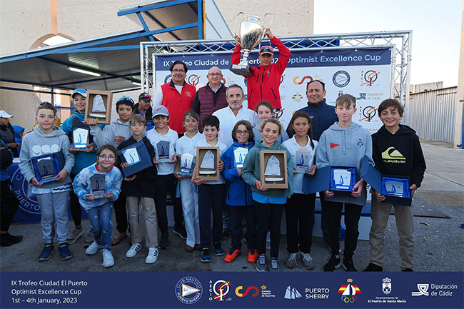 Foto-de-familia-ganadores-y-podios