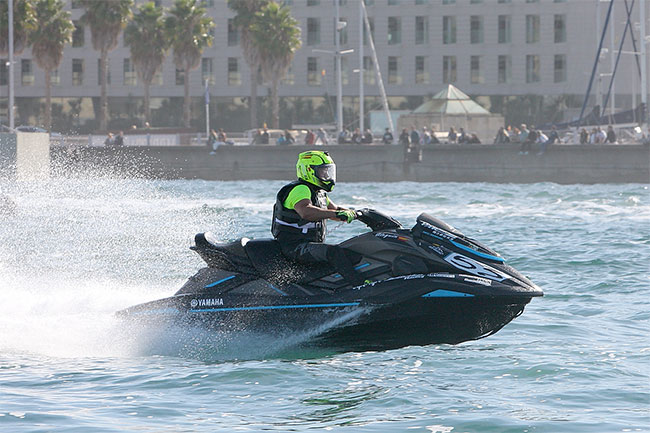 Juan-Aloguín-pasando-por-delante-del-espigón-vigués-(medios)