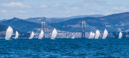 La flota de J80 del Trofeo Verde frente a Rande Foto © Rosana Calvo