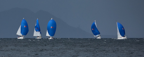 Los Fígaros del Monte Real en los que navegan alumnos de la Escuela de Vela - Foto Lalo R Villar