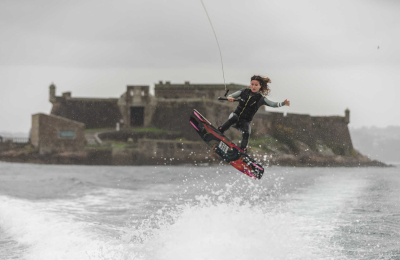 Noah Tamaral vencedora de wakeboard con el Castillo de San Anton al fondo (Foto Alan Pérez)