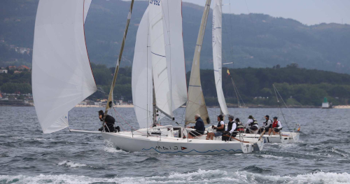 Uno del sur gallego, el Maija, y otro del norte Grupo Bazán en plena popa en la ría viguesa (Foto Moebius)