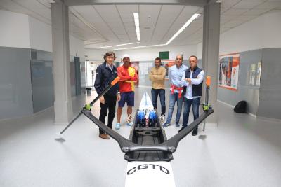 La Xunta entrega a la Federación gallega de remo una embarcación skiff para la preparación de los deportistas del CGTDd para los Angeles 2028 