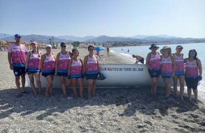 Las guerreras del equipo de remo del Club Náutico de Torre del Mar se suman al reto solidario “Todos contra la ELA 2025”