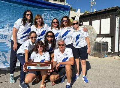 Plata para el equipo de veteranas de banco fijo del RCN Torrevieja en la II Travesía Isla del Fraile
