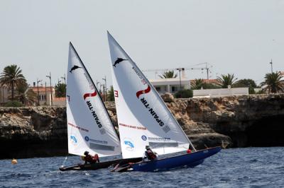 Cala Em Porter da la victoria a Marquéz, que se posiciona 1º de la vuelta a Menorca en patín a vela