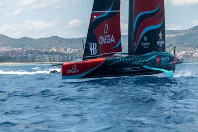 El 'TAIHORO' de Emirates Team New Zealand navega por primera vez en Barcelona