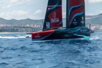 El 'TAIHORO' de Emirates Team New Zealand navega por primera vez en Barcelona