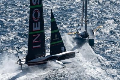 Luna Rossa 1 Ineos Britannia 1 en la primera jornada de la final de la Louis Vuitton Cup en unas condiciones sensacionales en Barcelona