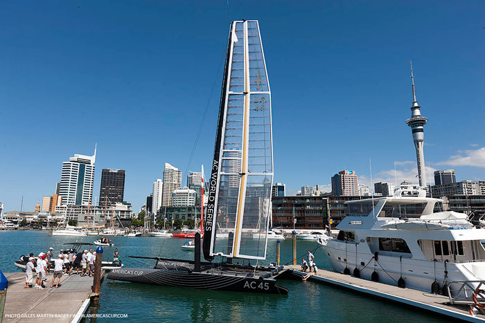 Botadura del primer AC 45 en Auckland 