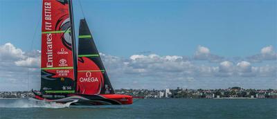 El equipo de Emirates Team New Zealand  recibe el premio  Design Black Pin en los Best Design Awards 2022