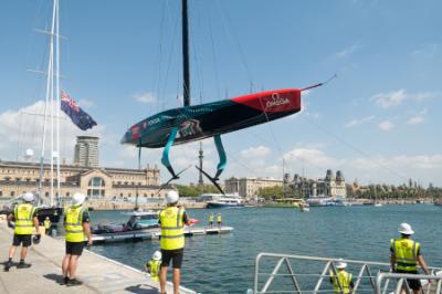 Te Rehutai de Emirates Team New Zealand ya navega en Barcelona