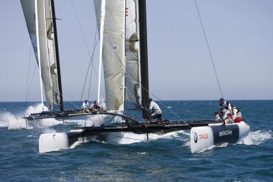 El Catamarán de Oracle vuelca y Russel Coutts se lleva 9 puntos de sutura