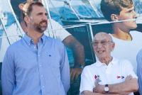 El presidente del Club de Yates de Bayona, Rafael Olmedo, premio a la trayectoria deportiva de la Real Federación Española de Vela