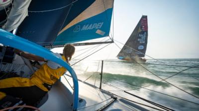 La flota se comprime en Ouessant tras una noche en vela : comienza la carrera hacia Portugal