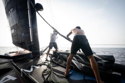 Tras una noche difícil de encalmadas frente a la costa mallorquina, la flota navega ahora con vientos más fuertes hacia Francia