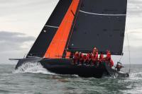 De la ventolina al envite total: La Admiral's Cup comienza con una prueba de resistencia