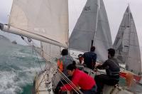 El fuerte viento del Sur, que sopló con rachas de más de 28 nudos, desbarató el desfile del crucero santanderino.