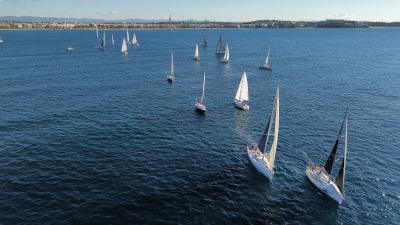 El viento de poniente impulsa a la flota en la salida de la Regata Rei en Jaume
