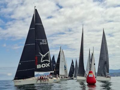 La Regata Cantábrica- VI Trofeo Aproches comenzó con poco viento en aguas del Abra con destino a Gijón