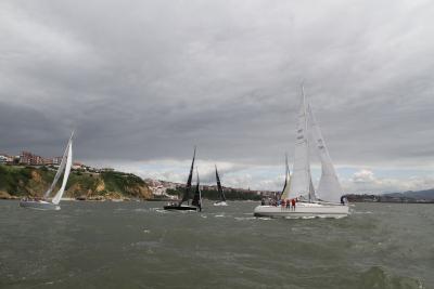 Los favoritos al triunfo del Trofeo Engel & Völkers se deciden en el Abra con lluvia y bruma 