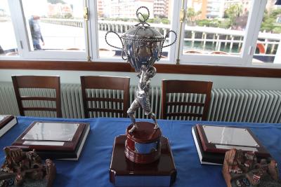 Vuelve a disputarse en este tramo final del verano la clásica Copa Castro, la regata que enlaza las aguas vizcaínas del Abra con las cántabras de Castro Urdiales. 