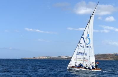 El Hospital La Paloma Pueblo Guanche se impone en el arranque de la temporada de Vela Latina Canaria