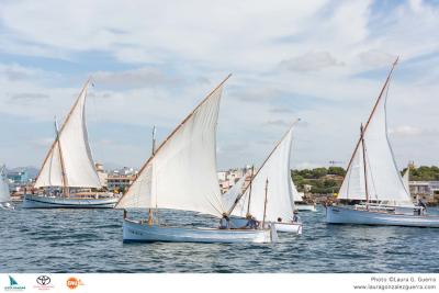 La Diada de Vela Llatina suelta amarras con buen viento en la Bahía de Palma