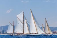 La regata Puig Vela Clàssica reaviva su leyenda en Barcelona con duelos decididos por segundos