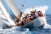 La XVIII edición de la Puig Vela Clàssica comienza con fuerza: primeras victorias y belleza náutica frente a Barcelona