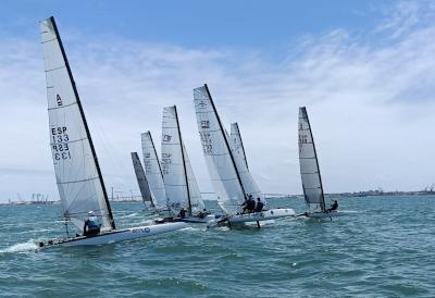 Campeonato de Andalucía de Catamarán  Juan Luis Páez, líder tras ganar las dos pruebas del estreno en la bahía de Cádiz