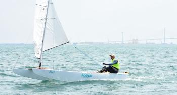 Copa de Andalucía de Patín a Vela  Juan Luis Páez levanta la copa autonómica 2025 en Rota, escoltado en el podio por Vicente Climent y Rafael Ruiz
