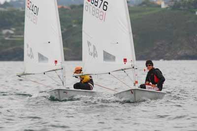 Cristian Argueso (RCN Roquetas de Mar), Alfredo Gómez (CAND Chipiona) y José Moreno (CN Sevilla) levantan las copas autonómicas de Láser en aguas de Roquetas de Mar.
