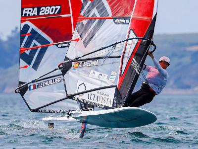 El andaluz Antonio Medina roza la final del Mundial iQFoil y lidera el equipo español como mejor Sub‑19 en Brest