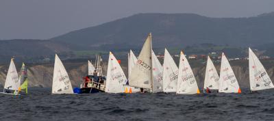 El Trofeo José Luis Azqueta congrega en el Abra a un centenar de regatistas en su 23ª edición