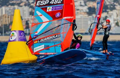 La andaluza Lucía Guardiola firma un brillante 12º puesto en el Mundial juvenil de iQFOiL.