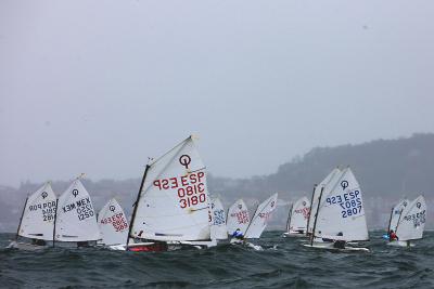 Miguel Echávarri sitúa a la flota del Cantábrico al frente y el Náutico vigués coloca a José Luis Ríos cerca del Top-Ten en el Meeting Ciudad de Vigo de Optimist