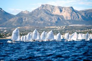 Más de 150 jóvenes regatistas participan en el Open Clase Optimist de Altea
