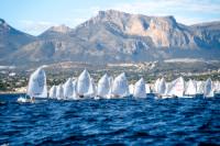 Más de 150 jóvenes regatistas participan en el Open Clase Optimist de Altea