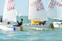 Máxima igualdad en el arranque del X Trofeo de la Hispanidad de Optimist en la bahía gaditana