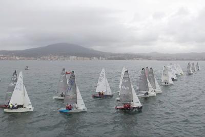 Pablo Cabello y Óscar Romero dominan la flota de Vaurien en el inicio de la Copa de España en Vilagarcía 