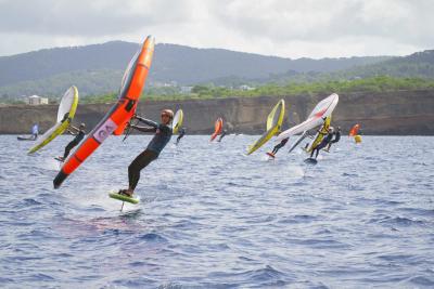 Regata a la carta: el CNSA lleva a los regatistas hasta el viento en el Ibiza Wingfoil Open