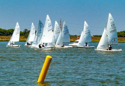 Ángel Ballesteros y Sonia Hidalgo se imponen en la primera copa autonómica de Snipe de la temporada disputada en aguas onubenses